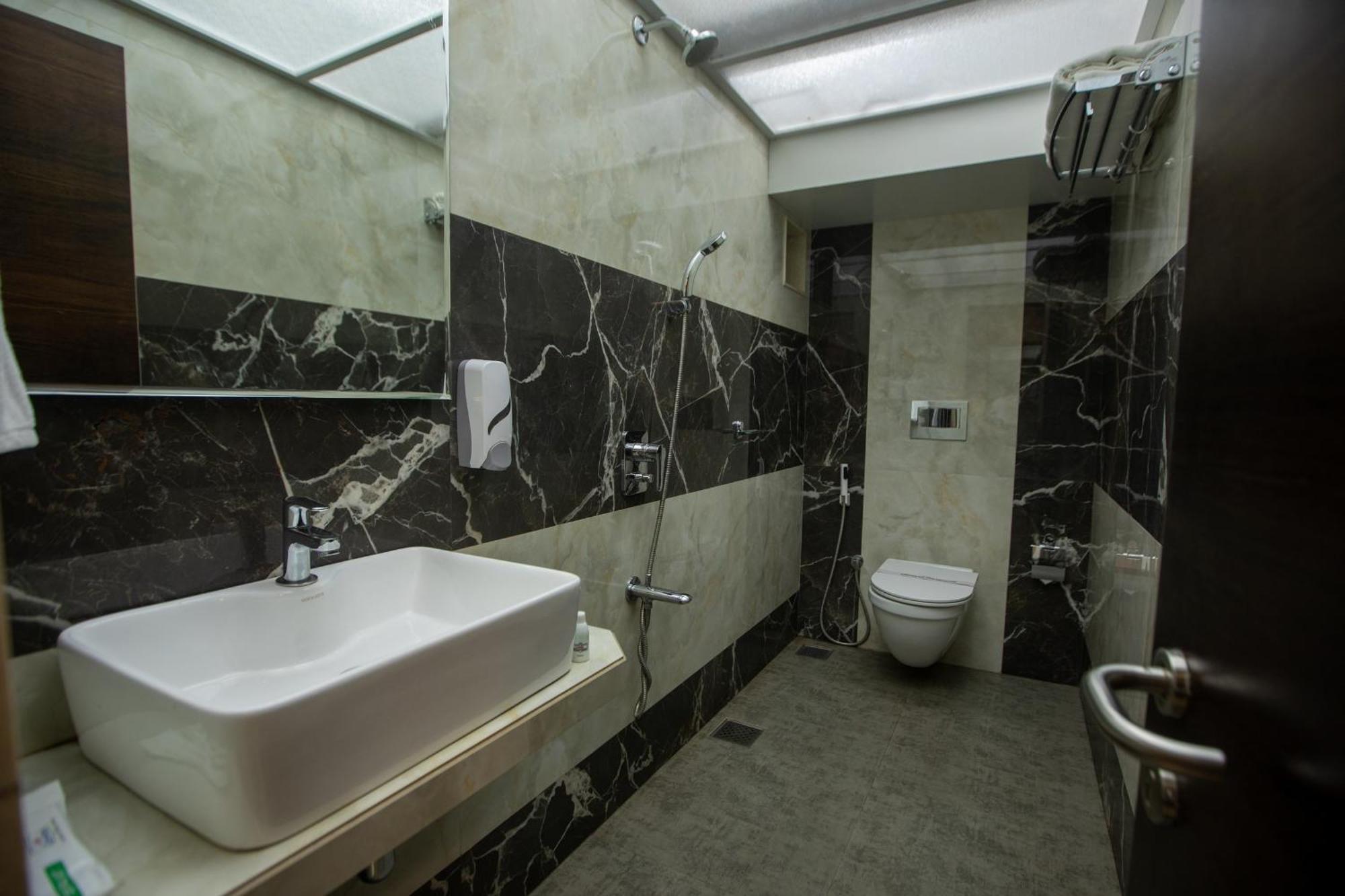 Hotel Naaz Executive มุมไบ ภายนอก รูปภาพ