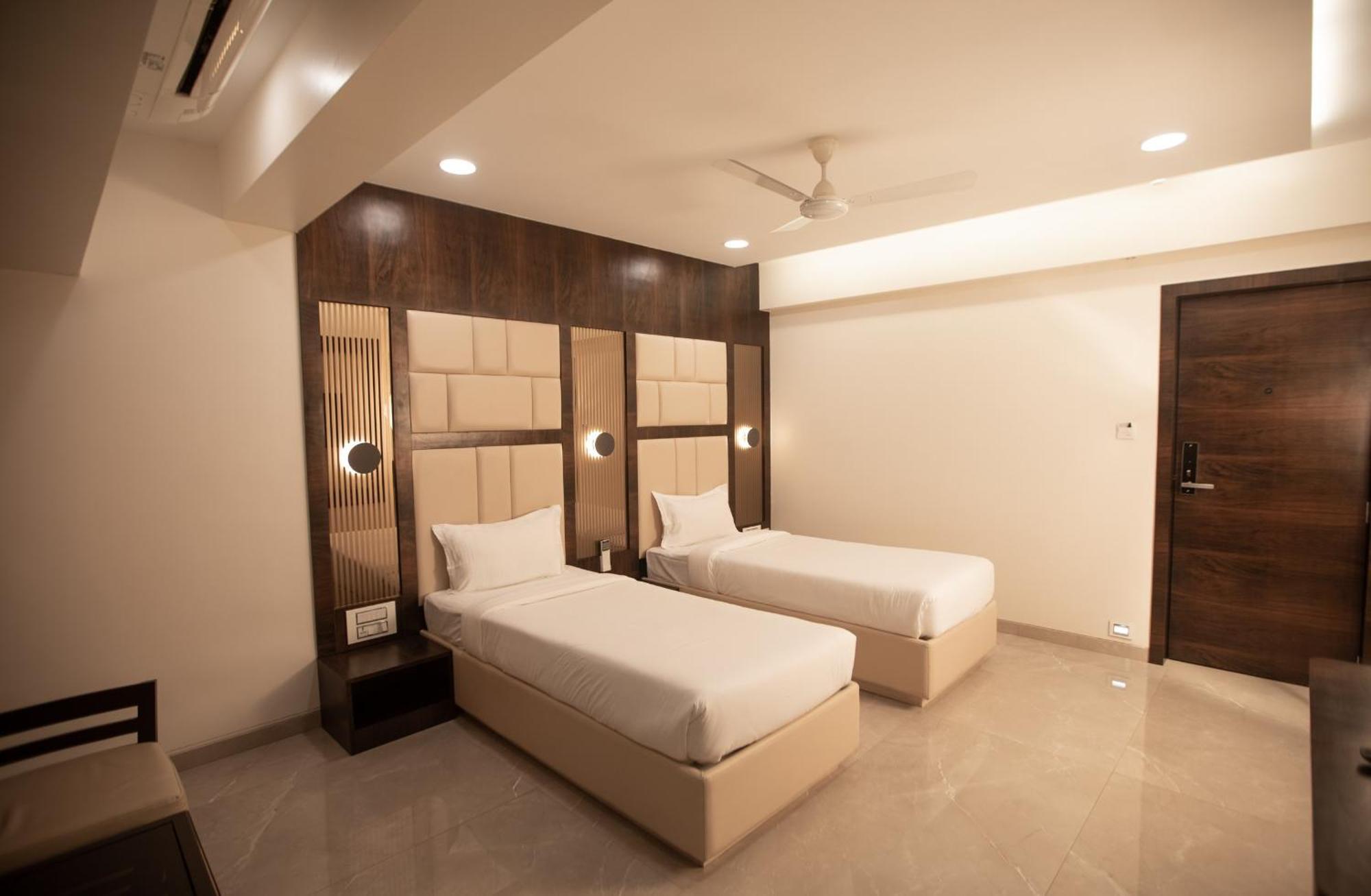Hotel Naaz Executive มุมไบ ภายนอก รูปภาพ