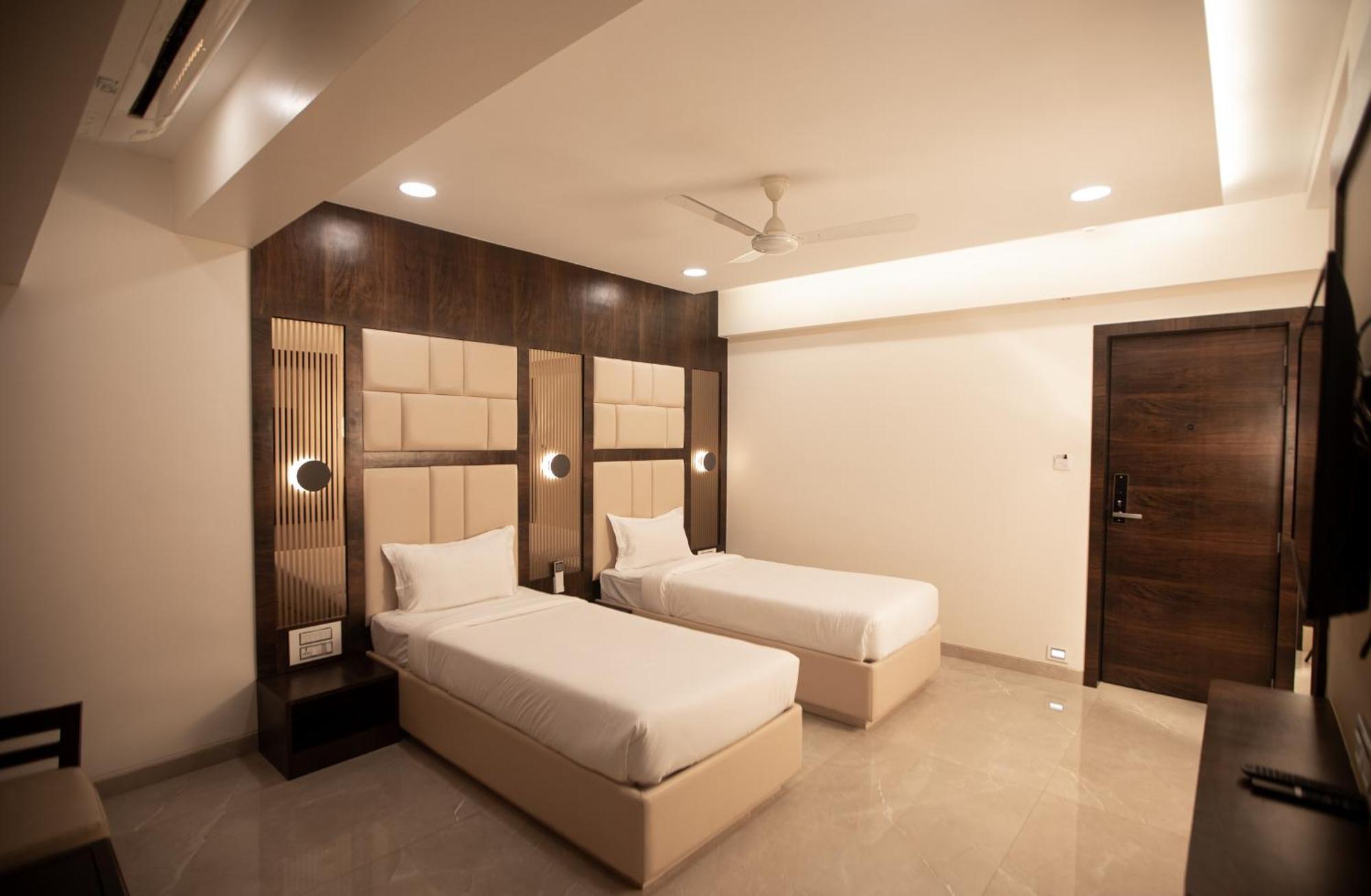 Hotel Naaz Executive มุมไบ ภายนอก รูปภาพ